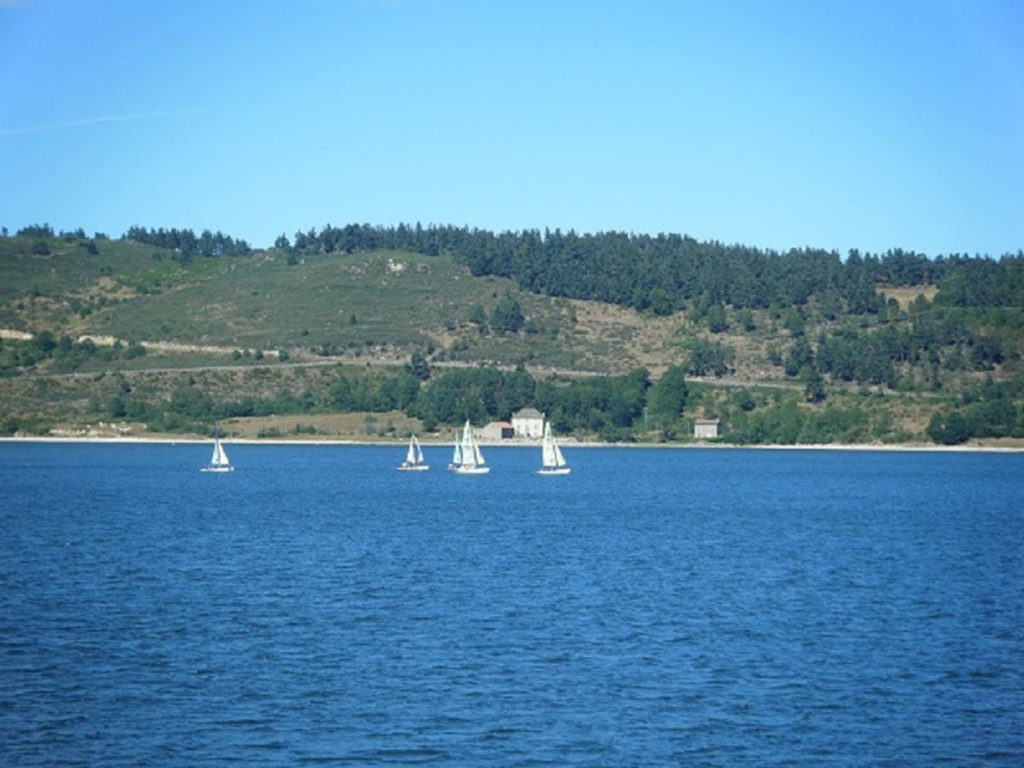 location bateau lac naussac lozère enfants vacances