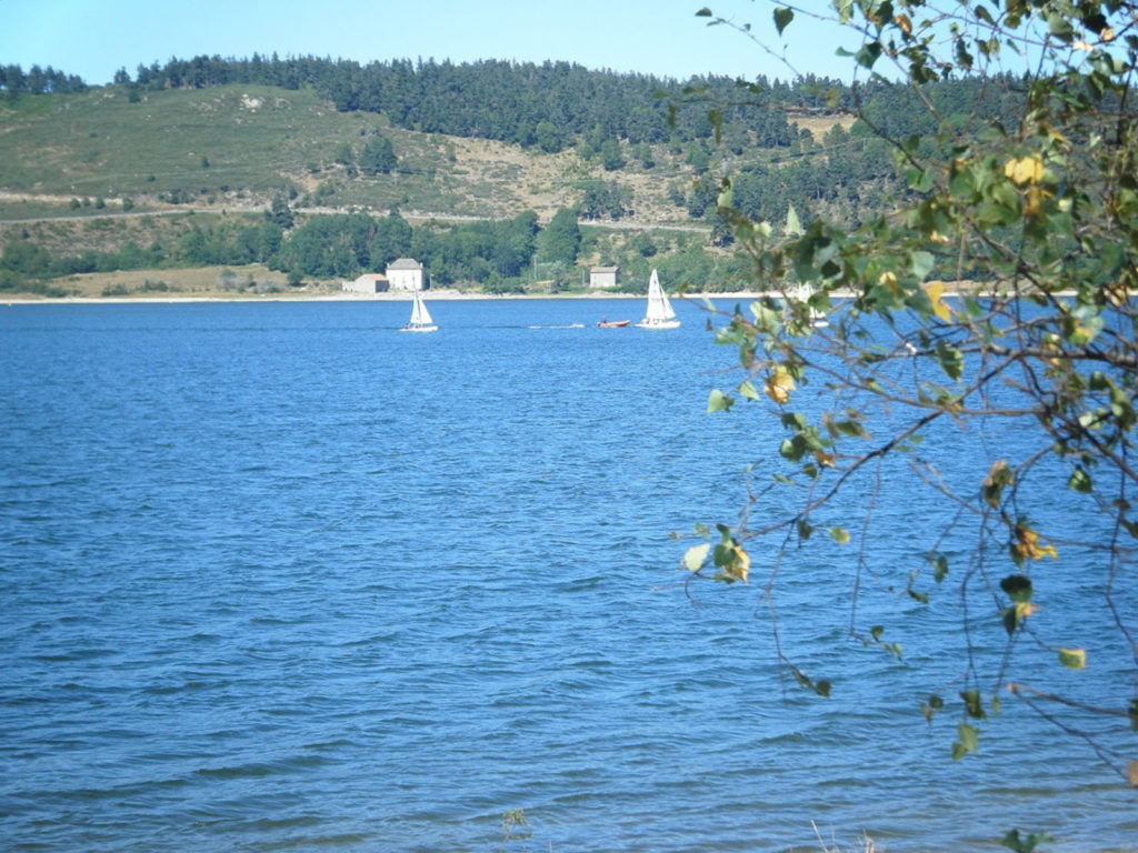 optimist sur le lac naussac enfants vacances lozère