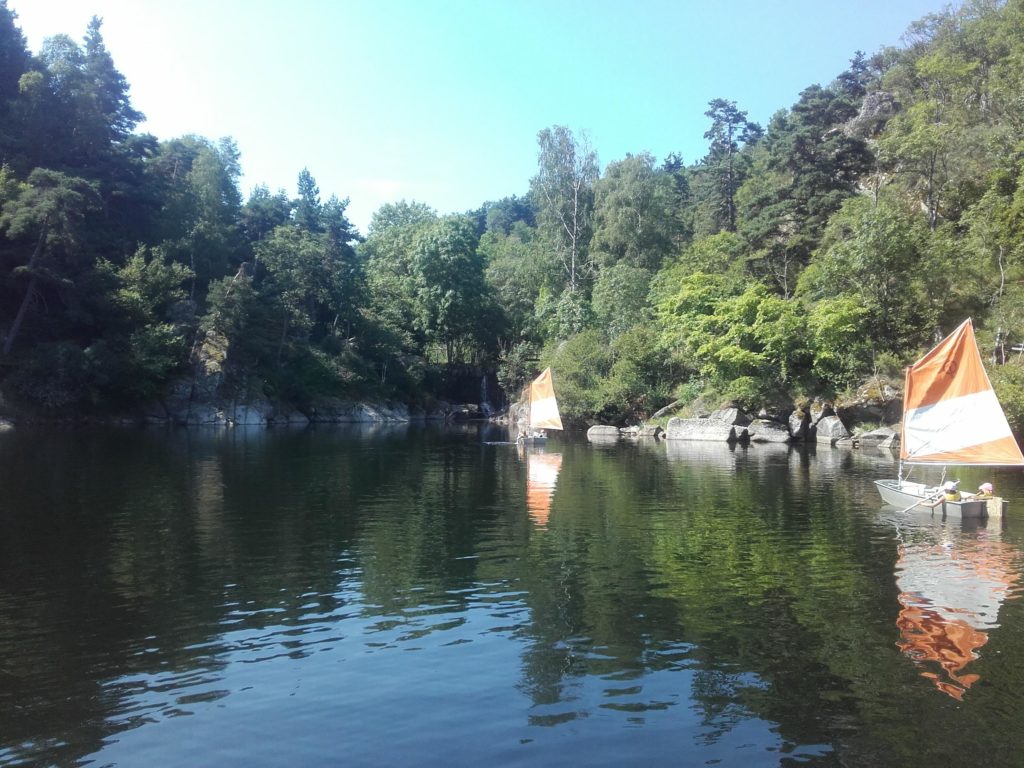 Faire de la voile avec le rondin parc sur le lac de naussac