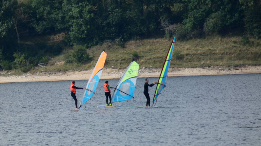 apprendre la planche à voile sur le lac de naussac