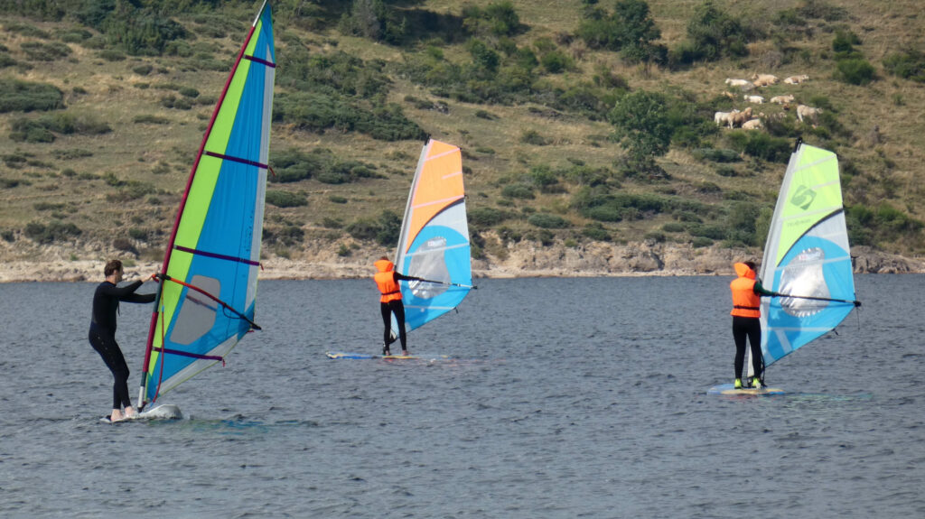 stage planche à voile sur le lac de naussac