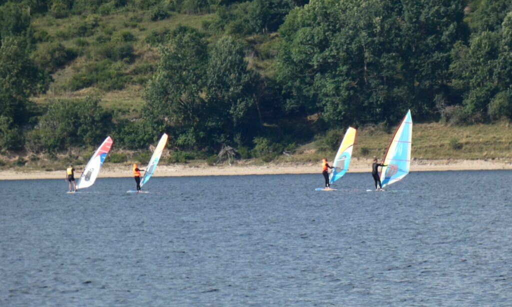 apprendre la planche à voile sur le lac de naussac en lozère