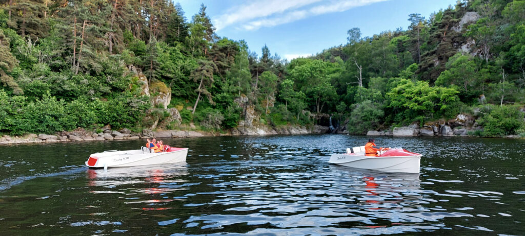 location de bateau sans permis sur le lac de naussac en lozere