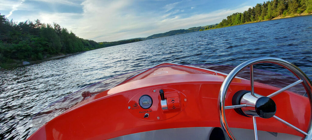 location de bateau sur le lac de naussac en lozere