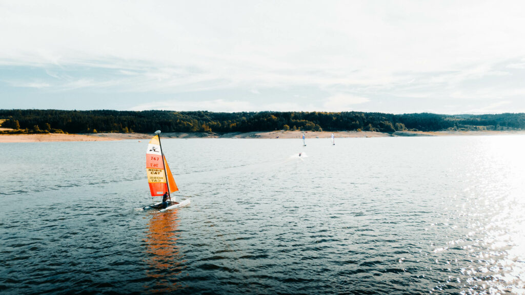 ecole de voile sur le grand lac de naussac en lozere