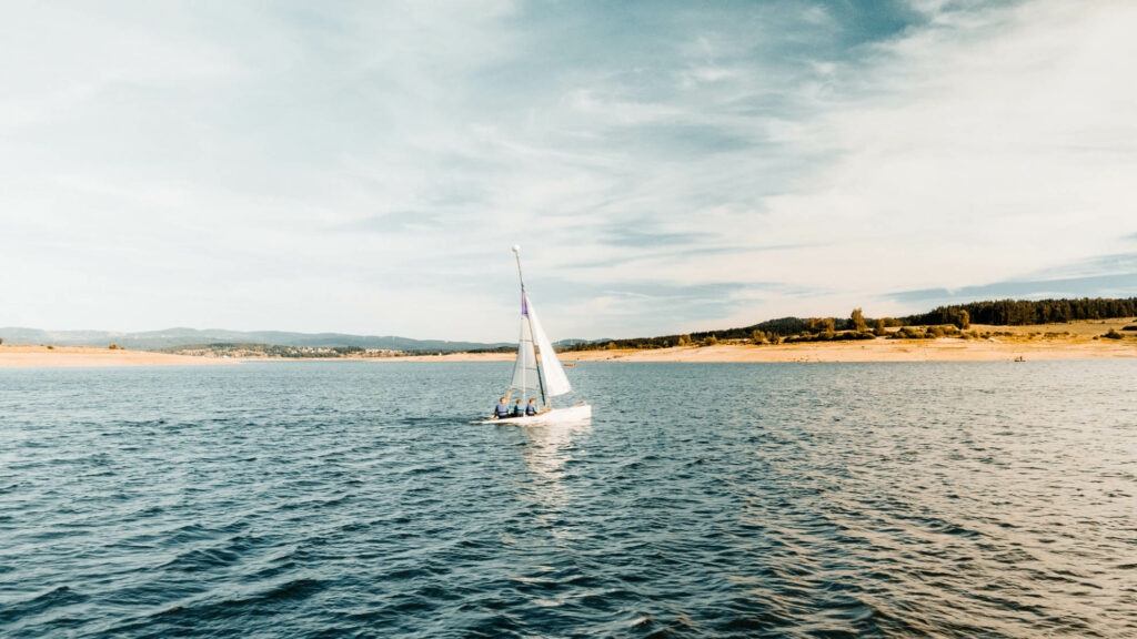 faire de la voile sur le lac de naussac en lozere