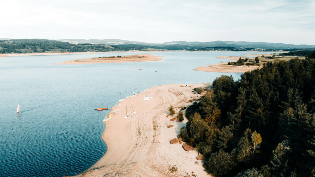 vacances en famille autour du lac de naussac en lozere