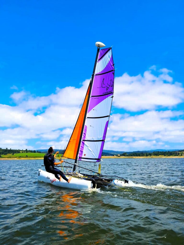 location de catamaran sur le lac de Naussac