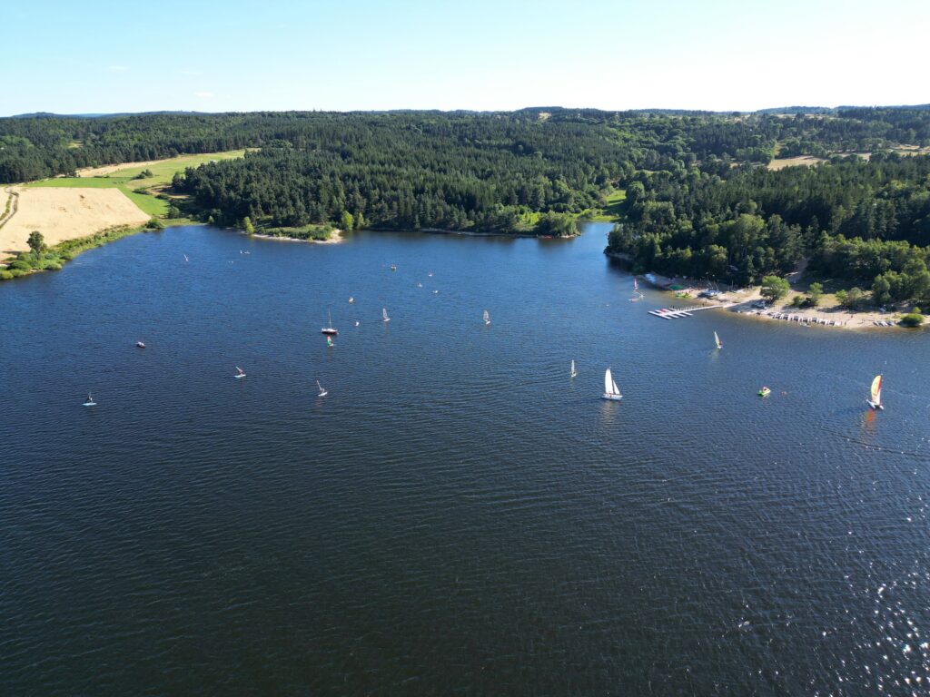 Location d'embarcation nautique sur le lac de naussac