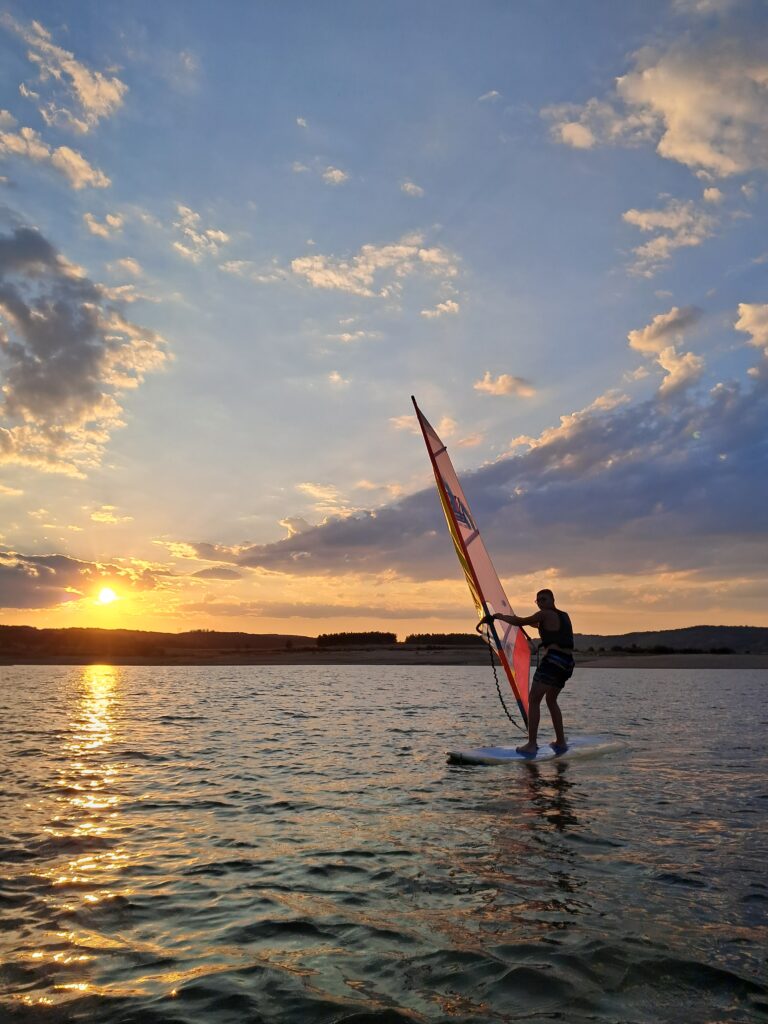 Sortie en planche à voile sur le lac de Naussac