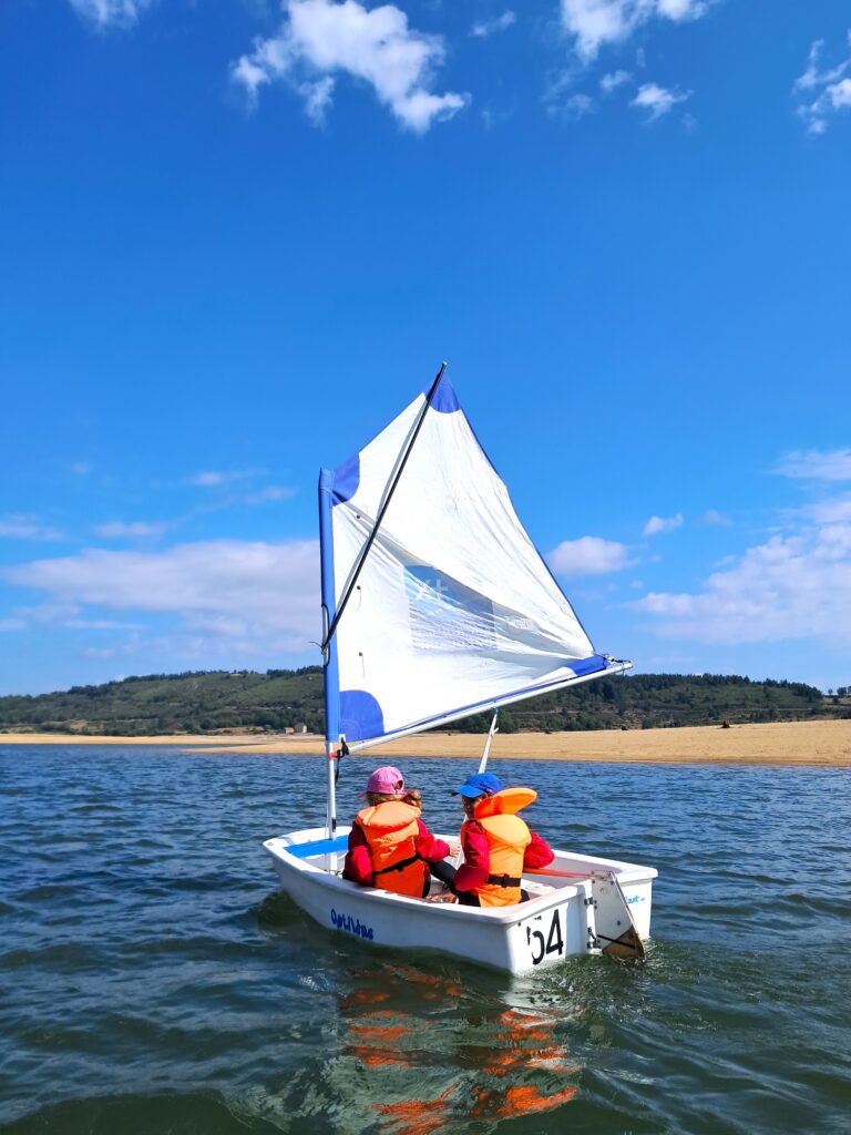 Optimist sur le lac de Naussac en Lozère