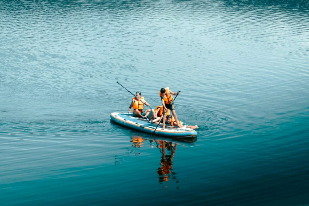 Paddle géant seul au milieu de l'eau