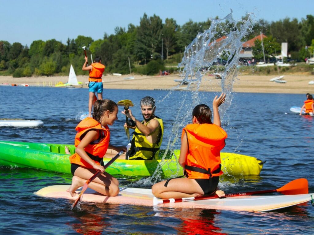 Paddle et canoë sur le lac de naussac