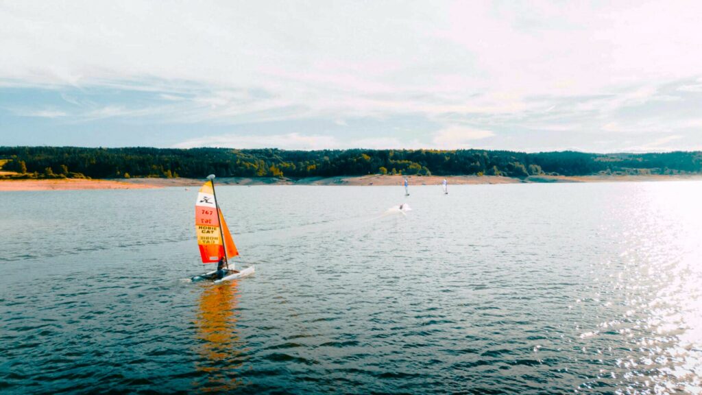 ecole de voile sur le grand lac de naussac en lozere