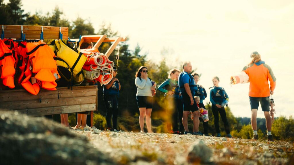 activités groupes enfants en lozere autour du lac de naussac